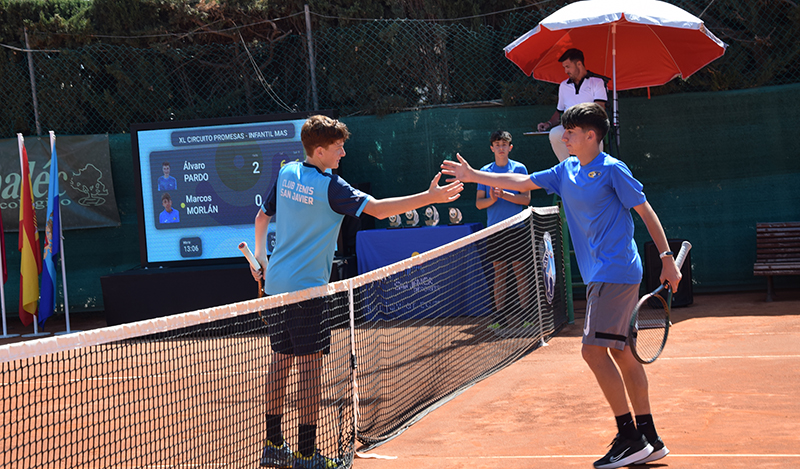 El pasado fin de semana el Club de Tenis San Javier congregó a los mejores jugadores del Circuito Promesas en categoría infantil del año en su tercera fase, donde se dilucidaban las esperadas finales. Jóvenes tenistas en las categorías masculina y femenina pertenecientes a los clubes de Yecla, Cordillera, La Manga Club, Icue, Cieza, Torre Pacheco, Murcia, Totana, Cehegín, Cordillera, Monteagudo, entre otros, acudieron a las instalaciones del Polideportivo Municipal de la localidad marmenorense, sede del Club de Tenis San Javier, convertida este fin de semana en la capital del tenis Regional.