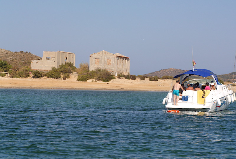 Un barco de recreo bordea la isla Perdiguera