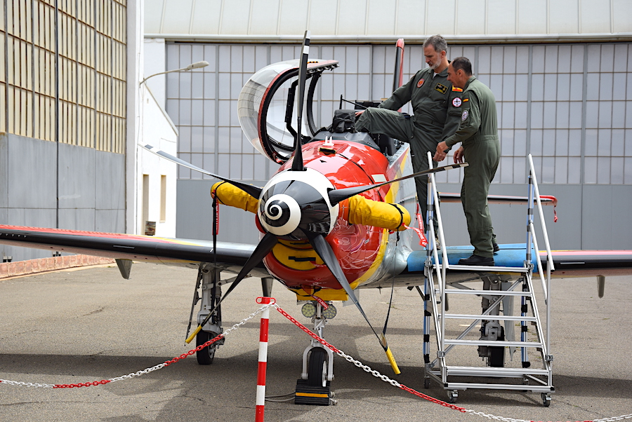 El Rey sube a un Pilatus en la Academia General del Aire