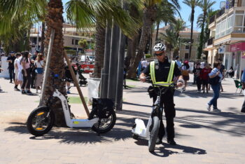 Un policía en bicicleta por el paseo de La Ribera