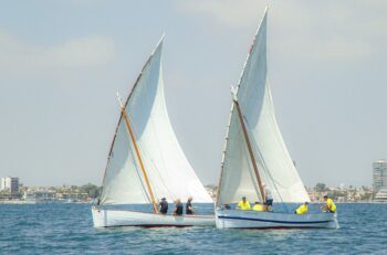 Dos de los laúdes participantes en la regata
