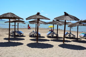 Sombrillas en la playa de Los Narejos