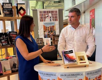 El concejal de Cultura y Turismo del Ayuntamiento de Torre Pacheco, Javier Plaza, acompañado por la bibliotecaria municipal Juani Sánchez