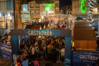 El centro de Los Alcázares abarrotado de gente en Gastromar
