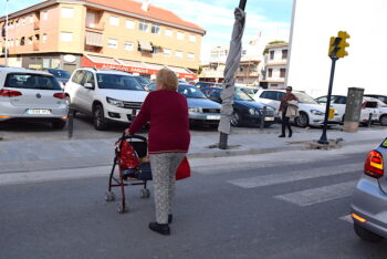 Una mujer cruza la avenida Doctor Artero Guirao