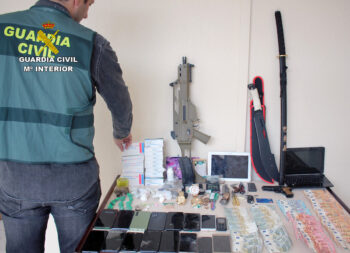 Armas, dinero y drogas incautadas en Torre Pacheco