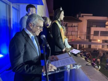 Javier Ros lee el pregón desde el balcón del Consistorio de San Javier