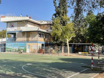 Vista de las obras del Carrión con la humedad visible en la fachada