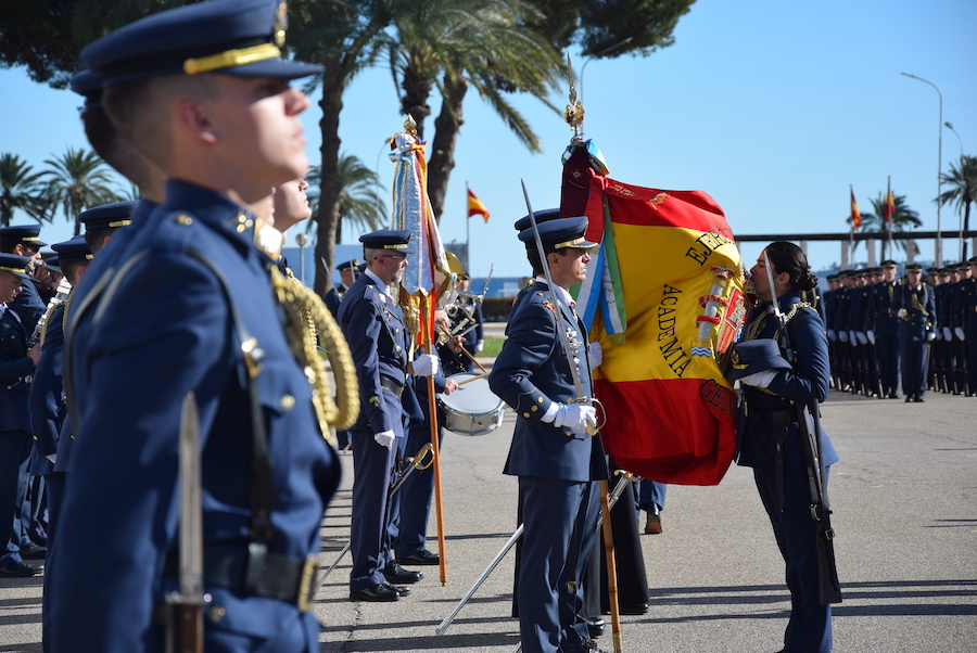 Una alumna besa la bandera en la plaza de Armas de la AGA