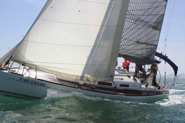 Un velero en aguas del Mar Menor