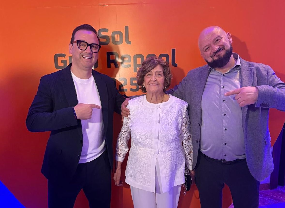 Los hermanos Méndez con su madre, María Rosa Heredia, fundadora de La Tropical