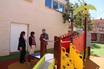 Coloristas instalaciones con toboganes y pasarelas 