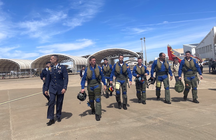 Los pilotos de la patrulla Águila tras la exhibición
