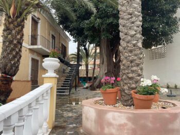 Vista del jardín de la finca histórica, con la zona azul al fondo, donde se abrirá el bar Vista del jardín de la finca histórica, con la zona azul al fondo, donde se abrirá el bar