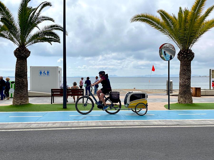 Ciclista por el carril bici de Lo Pagán