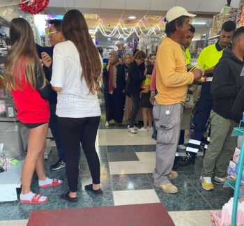 Colas en un bazar de San Javier