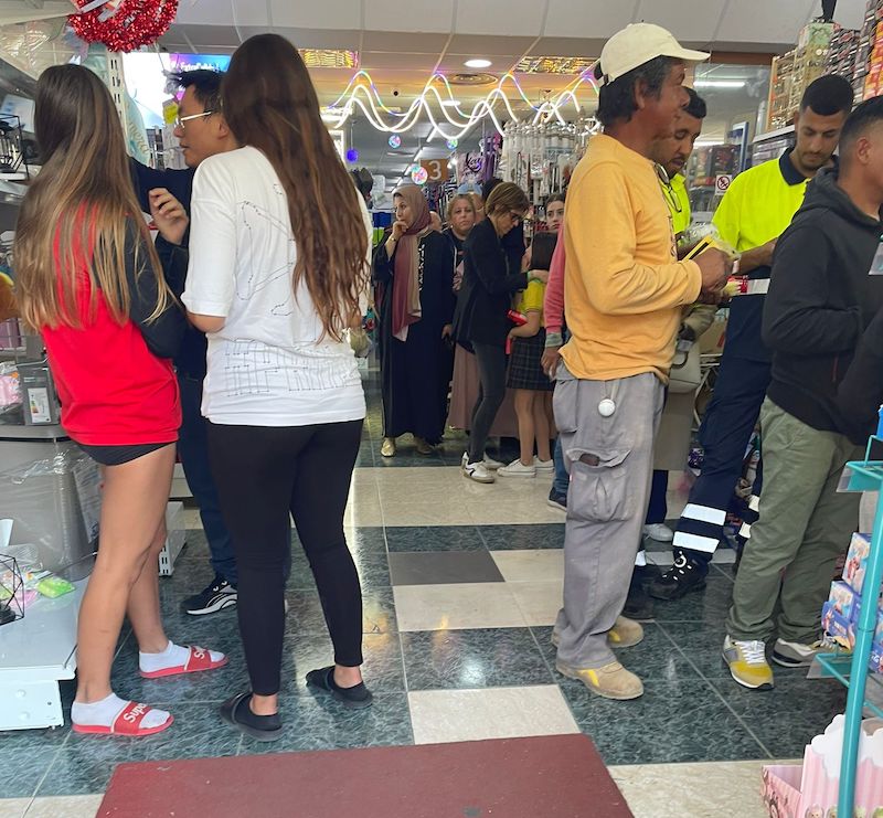 Colas en un bazar de San Javier