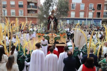 Los niños escoltaron la entrada de Jesús