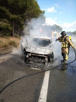 Un bombero apaga el fuego del coche en San Javier