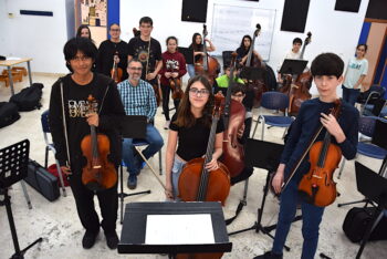 La clase de Orquesta con tres de los alumnos seleccionados en primer plano