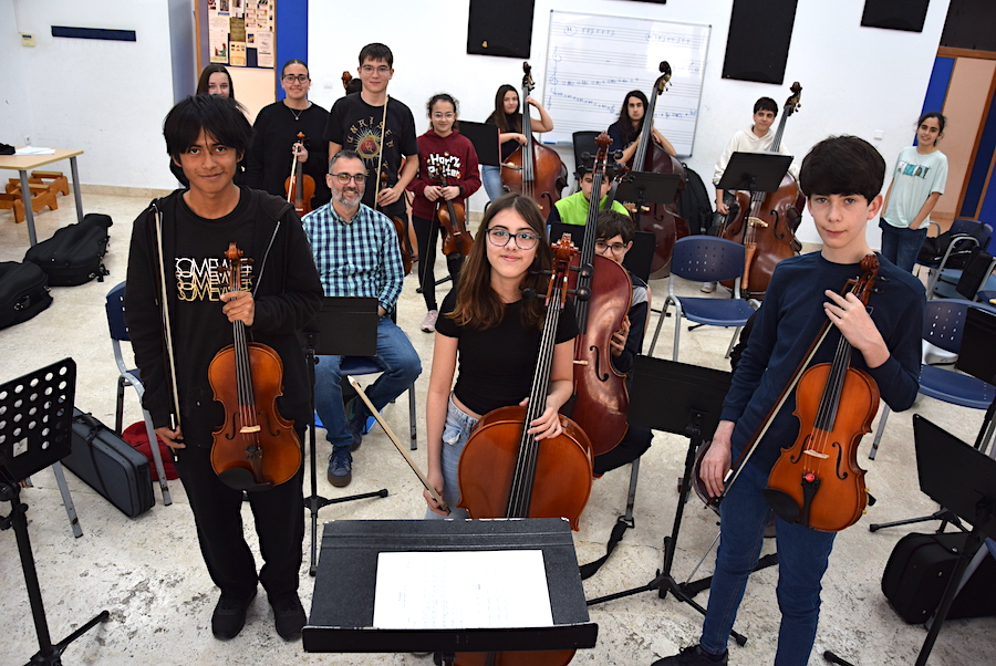 La clase de Orquesta con tres de los alumnos seleccionados en primer plano