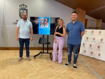 El alcalde, Mario Pérez, con el concejal de Cultura, Antonio Luis Campoy y la periodista Lola Gracia