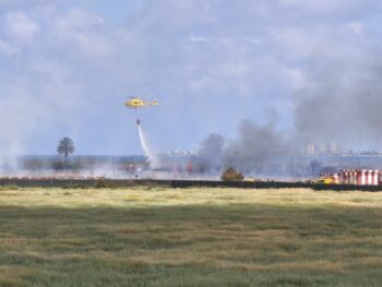 Dos helicópteros participaron en el extinción del fuego Dos helicópteros participaron en el extinción del fuego