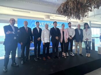 El alcalde, José Miguel Luengo, con participantes en el foro turístico para inversores