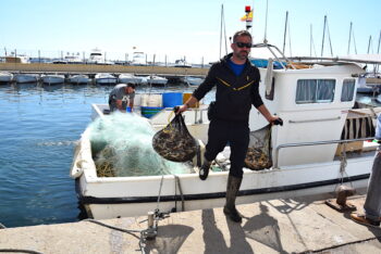 Un pescador del Mar Menor desembarca los langostinos capturados esta manaña