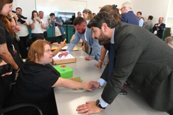 El presidente López Miras saluda a los residentes
