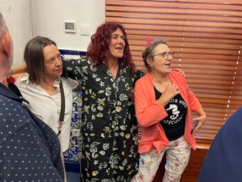 La euforia de Teresa Vicente con algunas de las activistas que recogieron miles de firmas