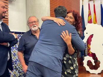 Teresa Vicente felicita al gerente del Mar Menor, Sergio Marco