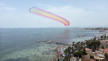 El último vuelo de los Águila, sobre la playa de La Ribera repleta de público