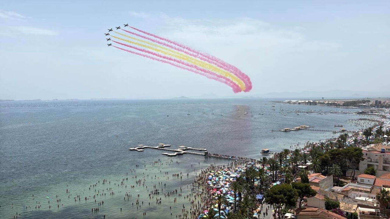 El último vuelo de los Águila, sobre la playa de La Ribera repleta de público