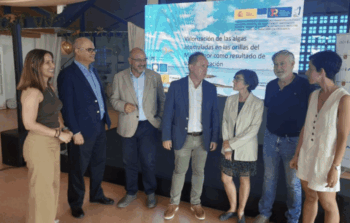 El  director general del Mar Menor, Víctor Serrano, y el director del Instituto Murciano de Investigación y Desarrollo Agrario y Medioambiental (IMIDA), Andrés Martínez, junto a los investigadores en la Jornada del proyecto Algarikón, dirigido por la Universidad Autónoma de Madrid.
