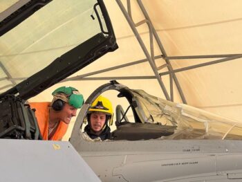 La reacción de los técnicos al ver cómo quedó la cabina del Eurofighter La reacción de los técnicos al ver cómo quedó la cabina del Eurofighter