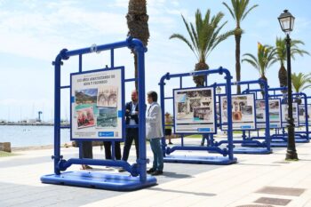 Los paneles de la exposición del agua en el paseo Carrión de Los Alcázares