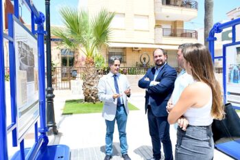 El alcalde, Mario Pérez, visitó la exposición con el presidente de la Mancomunidad de los Canales del Taibilla, Juan Cascales