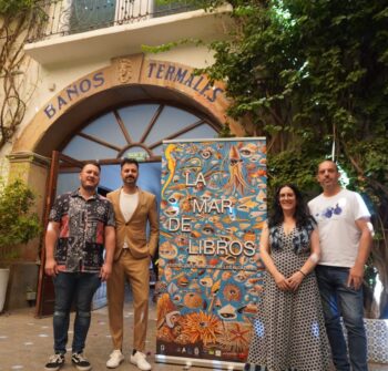 El concejal de Cultura, Antonio Luis López Campoy (izqda) y Antonio Zapata (dcha) con los promotores de Alt Café en el centro: María José Gómez y Oliver Dorotskar.
