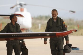 El comandante Guzmán se dirige al Pilatus con el Rey Felipe VI para una misión exigente: llevar al pasajero real. 