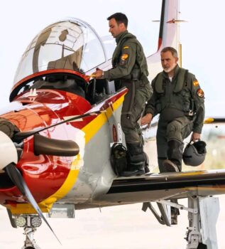 El comandante Guzmán se dispone a pilotar el avión en el que voló el Rey