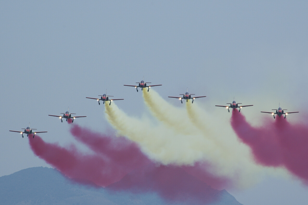 La Patrulla Águila en vuelo con los humos de la bandera española