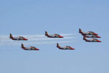 El C-101 Mirlo en pleno vuelo con la patrulla Águila
