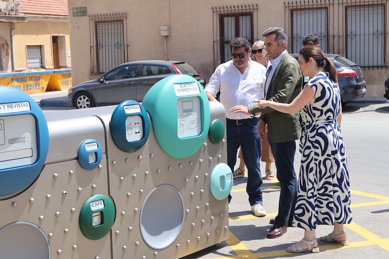 El alcalde Sánchez y la concejal Egea revisan el nuevo punto limpio