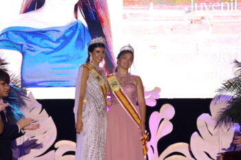 La reina de las fiestas 2025, Ainara Ortega López, con su predecesora La reina de las fiestas 2025, Ainara Ortega López, con su predecesora