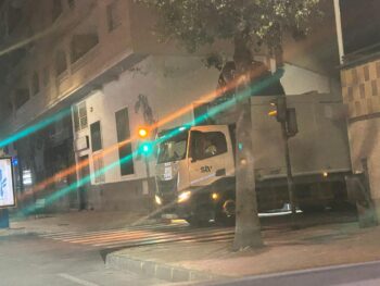 Un camión de la nueva contrata pasa por una calle de San Pedro del Pinatar