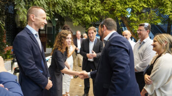 El alcalde de Los Alcázares, Mario Pérez Cervera, saluda los participantes del Curso
