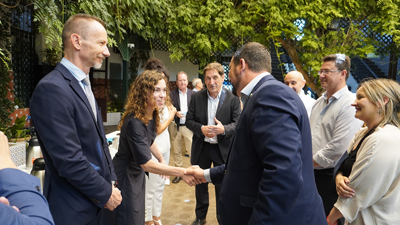 El alcalde de Los Alcázares, Mario Pérez Cervera, saluda los participantes del Curso