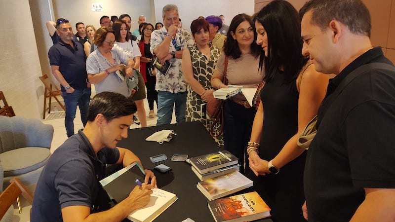 Javier Pérez Campos firma ejemplares de sus libros