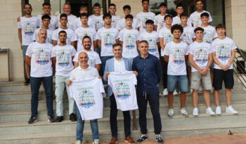 La plantilla la EFB Pinatar de División de Honor posa con las autoridades de San Pedro del Pinatar